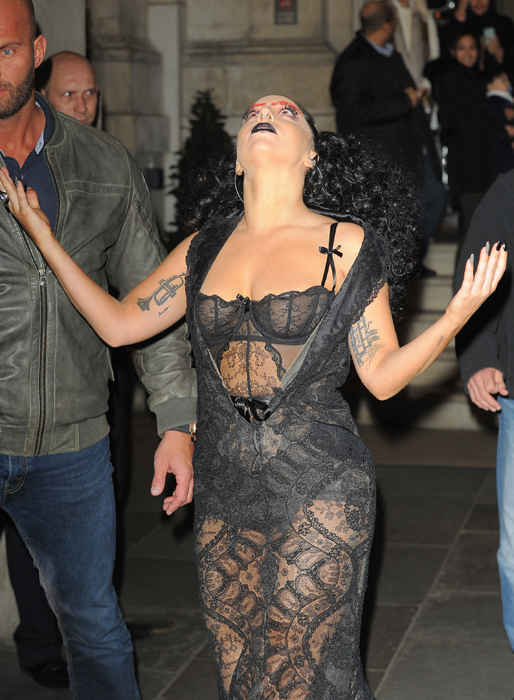 Lady Gaga i svart spets i London. Lady Gaga i svart spets i London.