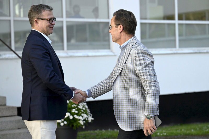 Finlands Petteri Orpo välkomnar Sveriges statsminister Ulf Kristersson.