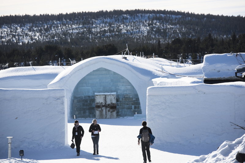 Turister vid ishotellet i Jukkasjärvi. Hotellet har besökare från hela världen. Arkivbild.