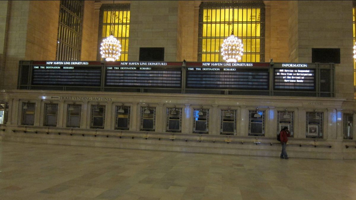 De kända stora infotavlan på Grand Central Terminal blinkar tom.