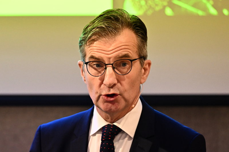 Riksbankschef Erik Thedéen, som tog över uppdraget vid årsskiftet efter 17 år med Stefan Ingves på posten, berättar om det senaste penningpolitiska beslutet på en pressträff.