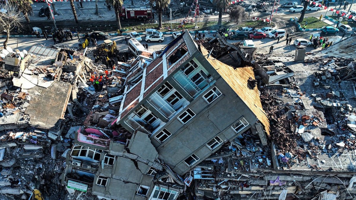 Förstörelse i Kahramanmaras i södra Turkiet. Regeringen kritiseras för att ha nonchalerat byggnormer samtidigt som man uppmuntrat en byggboom.
