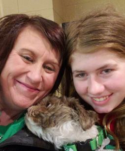 Jennifer Smith, Jayme Closs och hunden Molly. Jennifer Smith, Jayme Closs och hunden Molly.