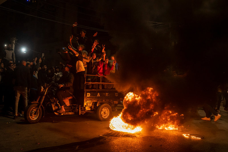 Palestinier samlas i Gaza efter fredagens attack mot en synagoga i Jerusalem.