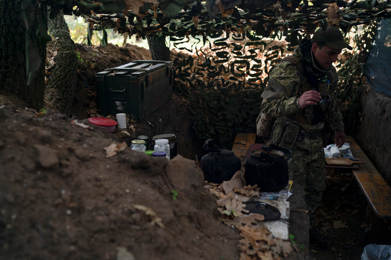 En ukrainsk soldat ser sig omkring i en skyttegrav som ryska soldater har övergivit i ett område i Chersonregionen. Bilden togs i onsdags.