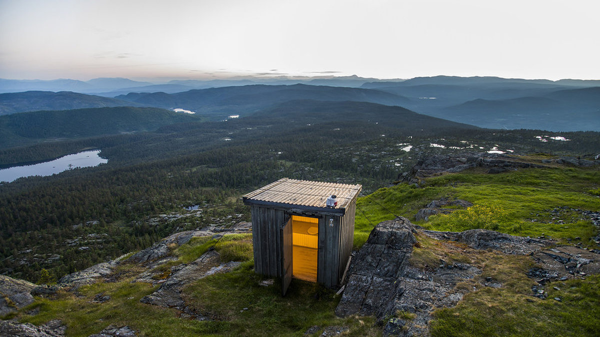 Så nära ändå! Vid Jonsknuten i Kongsberg, Norge finns det här charmiga uthuset där man med öppen dörr kan njuta av utsikten.