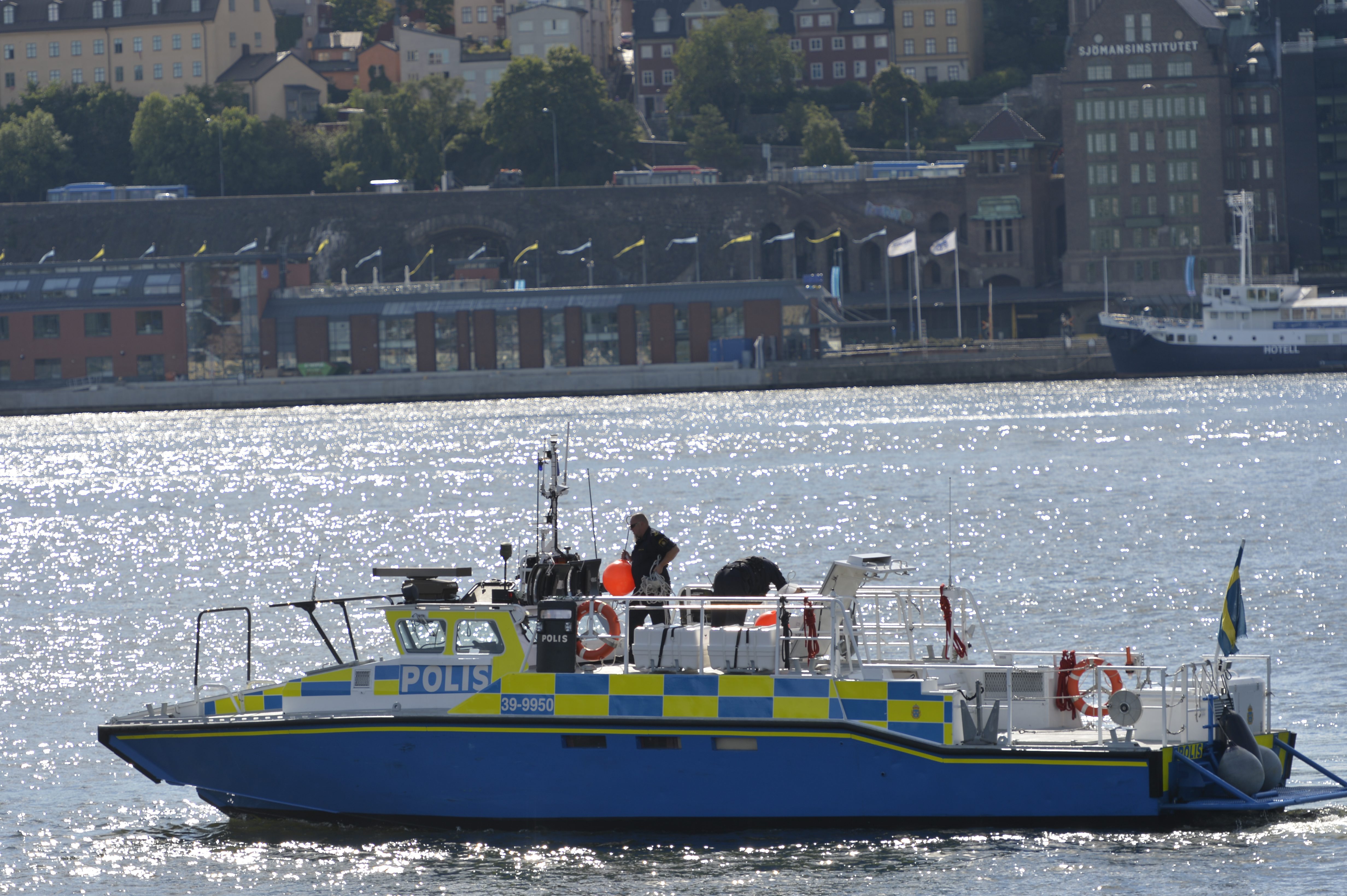 2 000 svenska poliser är utkommenderade.