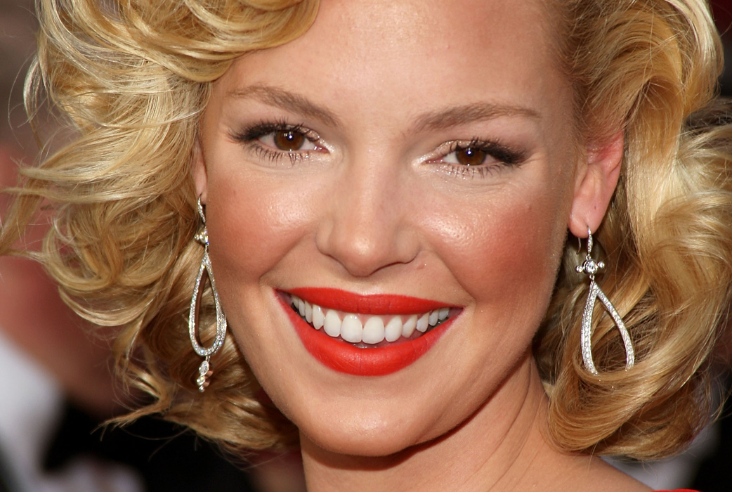 Katherine Heigl är supervacker i vanliga fall, men hennes överanvändning av bronzern Katherine Heigl är supervacker i vanliga fall, men hennes överanvändning av bronzern