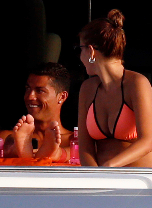 Ronaldo skrattade med en mystisk brunett. 