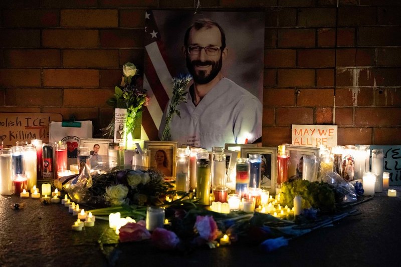 Fallet Alex Pretti upprör hela USA. Här är en improviserad minnesplats utanför ett sjukhus i New York. Foto: Yuki Iwamura/AP/TT