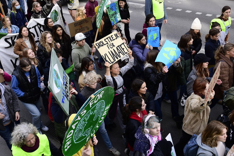 Greta Thunberg och ungdomar i Stockholm demonstrerar för klimatet och social rättvisa. Demonstrationståget går från Gamla stan till Tantolunden på Södermalm.