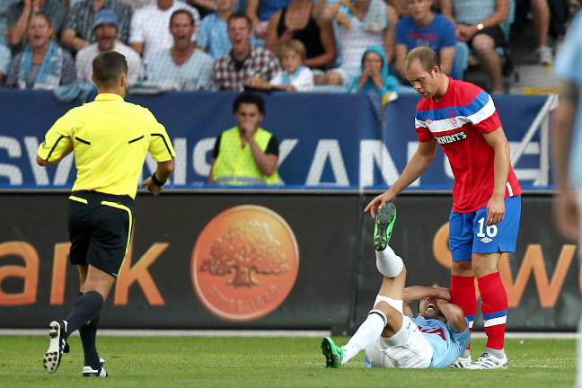 Men det var Steven Whittaker som fick se det röda kortet först av alla. Men det var Steven Whittaker som fick se det röda kortet först av alla.