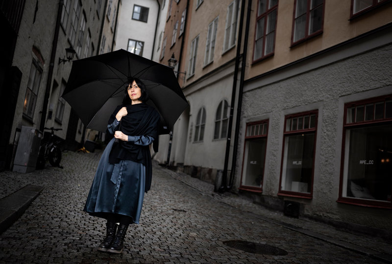 'Du kan inte hålla i någons röst. Du kan försöka – och jag har tur som pratar irländska vilket lät mig förstå de ord Eiblín Dubh uttalade för 250 år sedan. Driften att översätta dikten är ett försök att — om än tillfälligt — hålla den och att studera den på djupet', säger Doireann Ní Ghríofa.