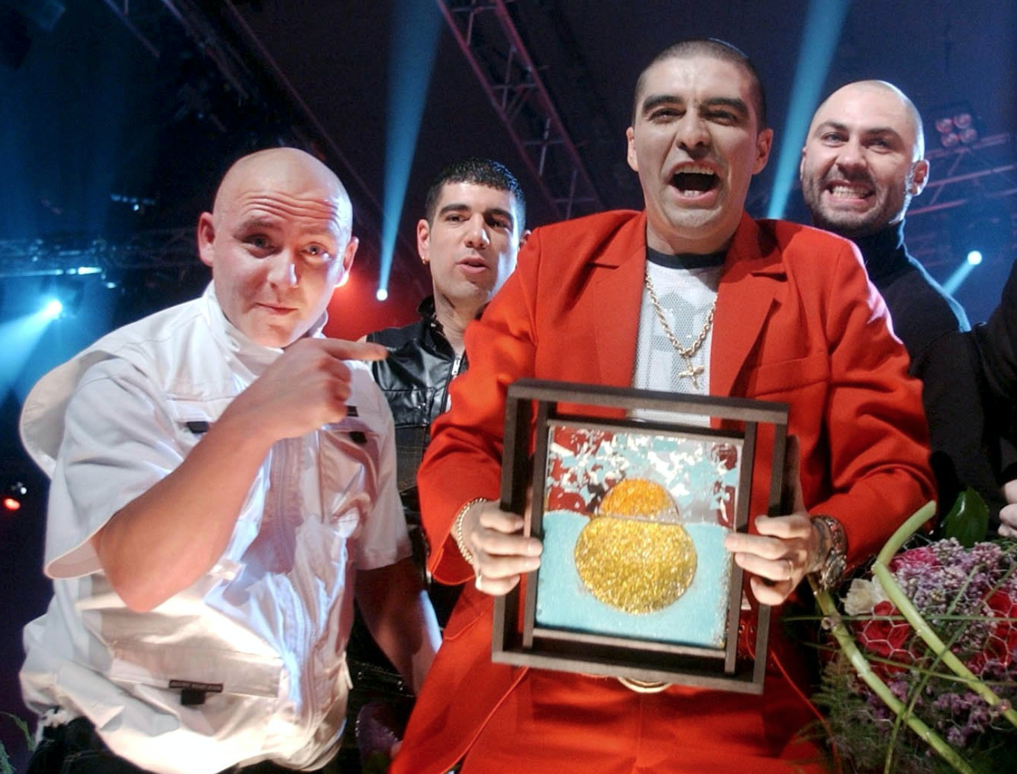 Méndez visar upp sin pokal efter att ha kommit tvåa i melodifestivalen 2002. Méndez visar upp sin pokal efter att ha kommit tvåa i melodifestivalen 2002.
