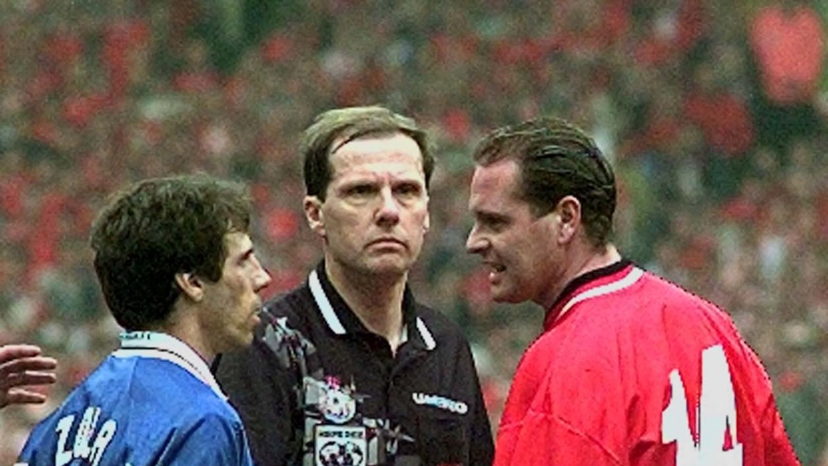 Paul Gascoigne (till höger). En av Englands största fotbollstalanger någonsin. Drack bort talangen och har nu en permanent lite rödaktig nyans på ansiktet. Riktig galning.