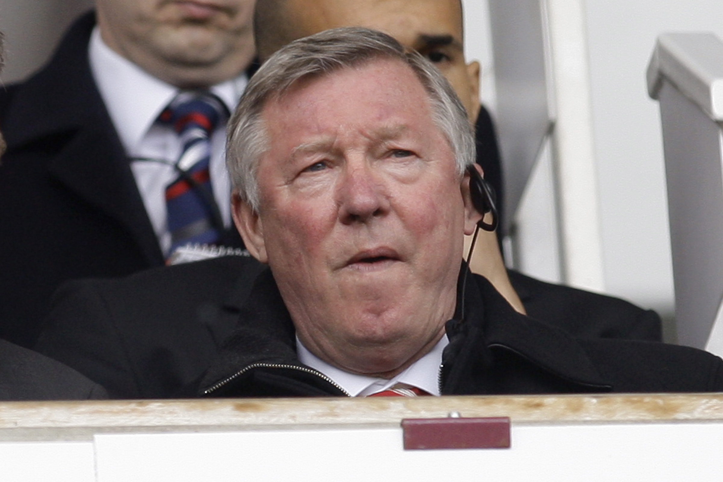 Sir Alex Ferguson satt först och tuggade fradga för att sedan njuta av ett skönspelande Manchester United.