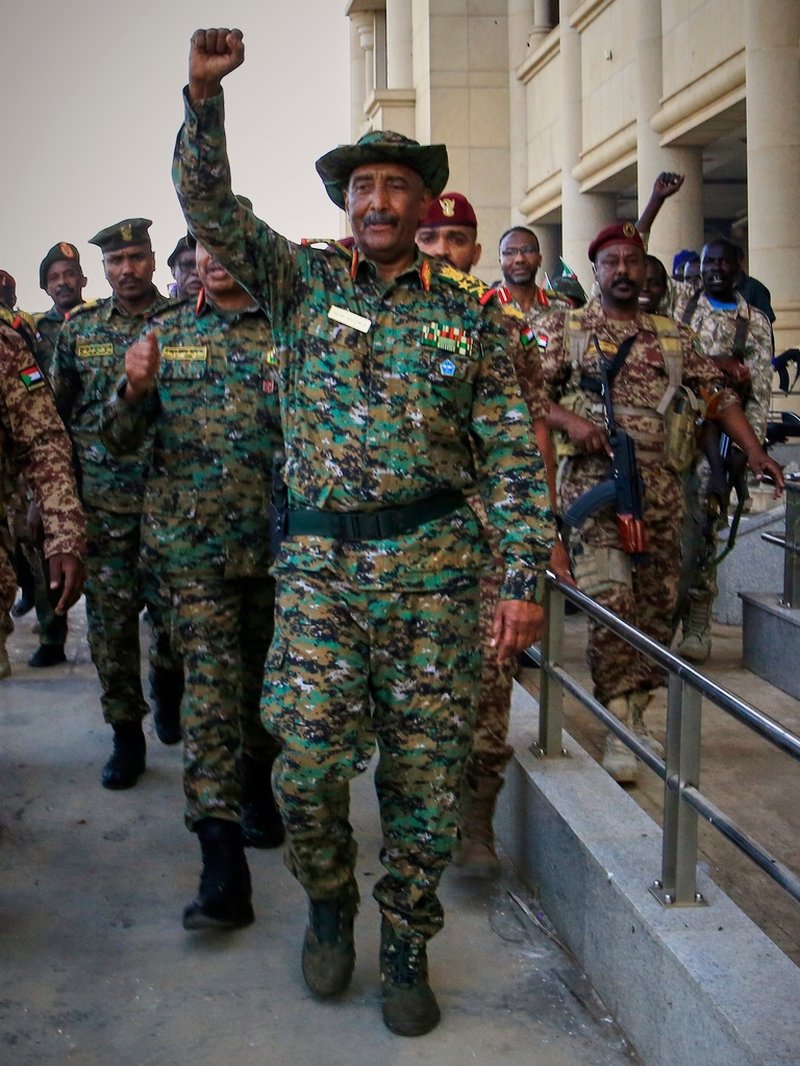 Abdel Fattah al-Burhan, ledare för Sudans reguljära armé, fotograferad i Khartum efter att armén återerövrat huvudstaden från RSF i mars. 