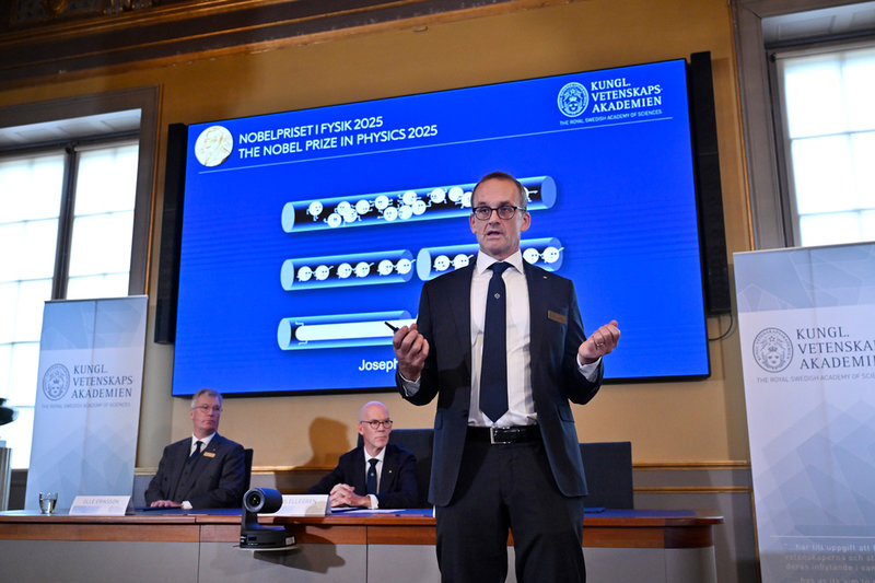 Göran Johansson, ledamot för Nobelkommittén i fysik, förklarar årets Nobelpris i fysik i samband med tillkännagivandet.