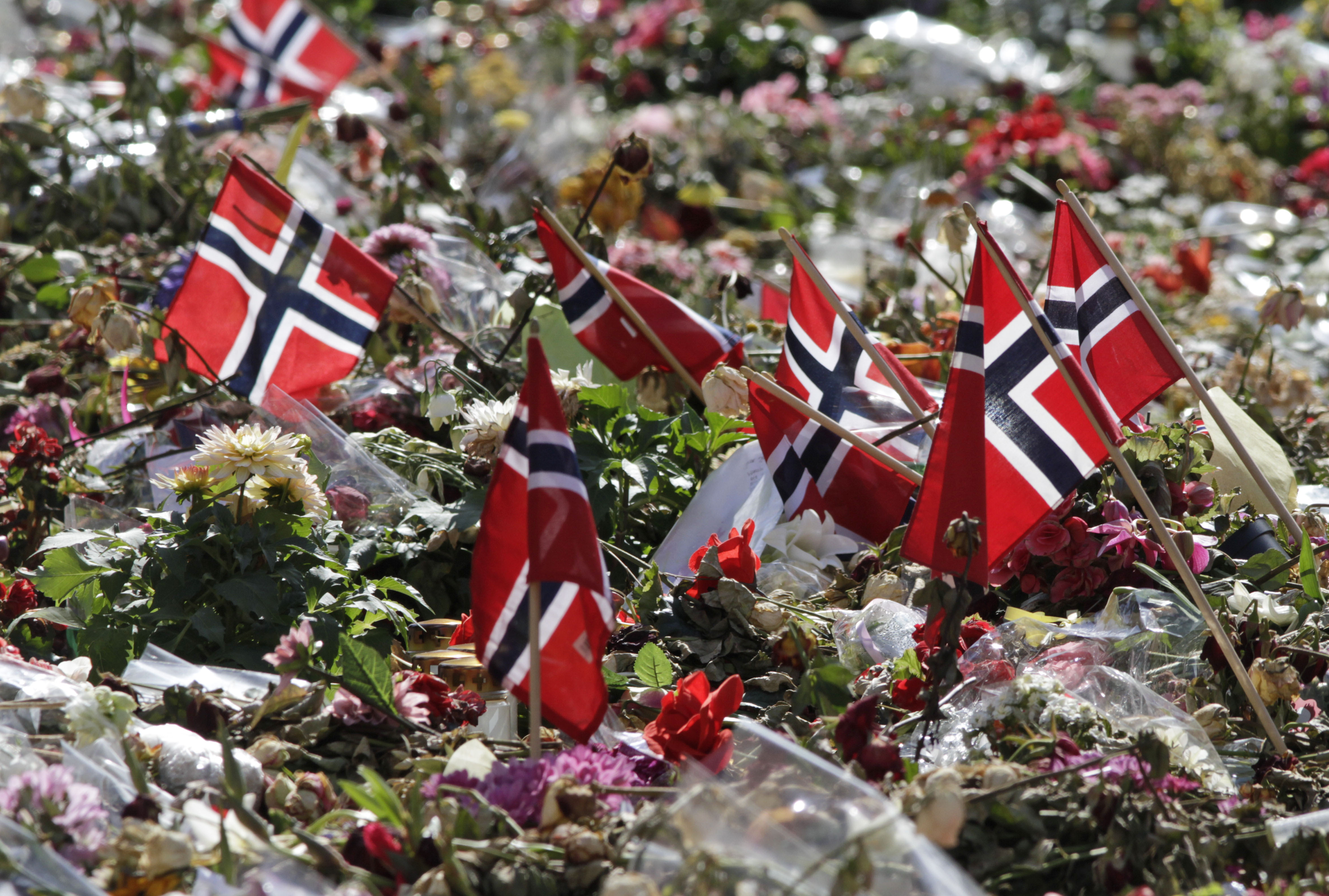 Oslo och Utöya fylldes med minneskort och blommor veckan efter dåden. Oslo och Utöya fylldes med minneskort och blommor veckan efter dåden.