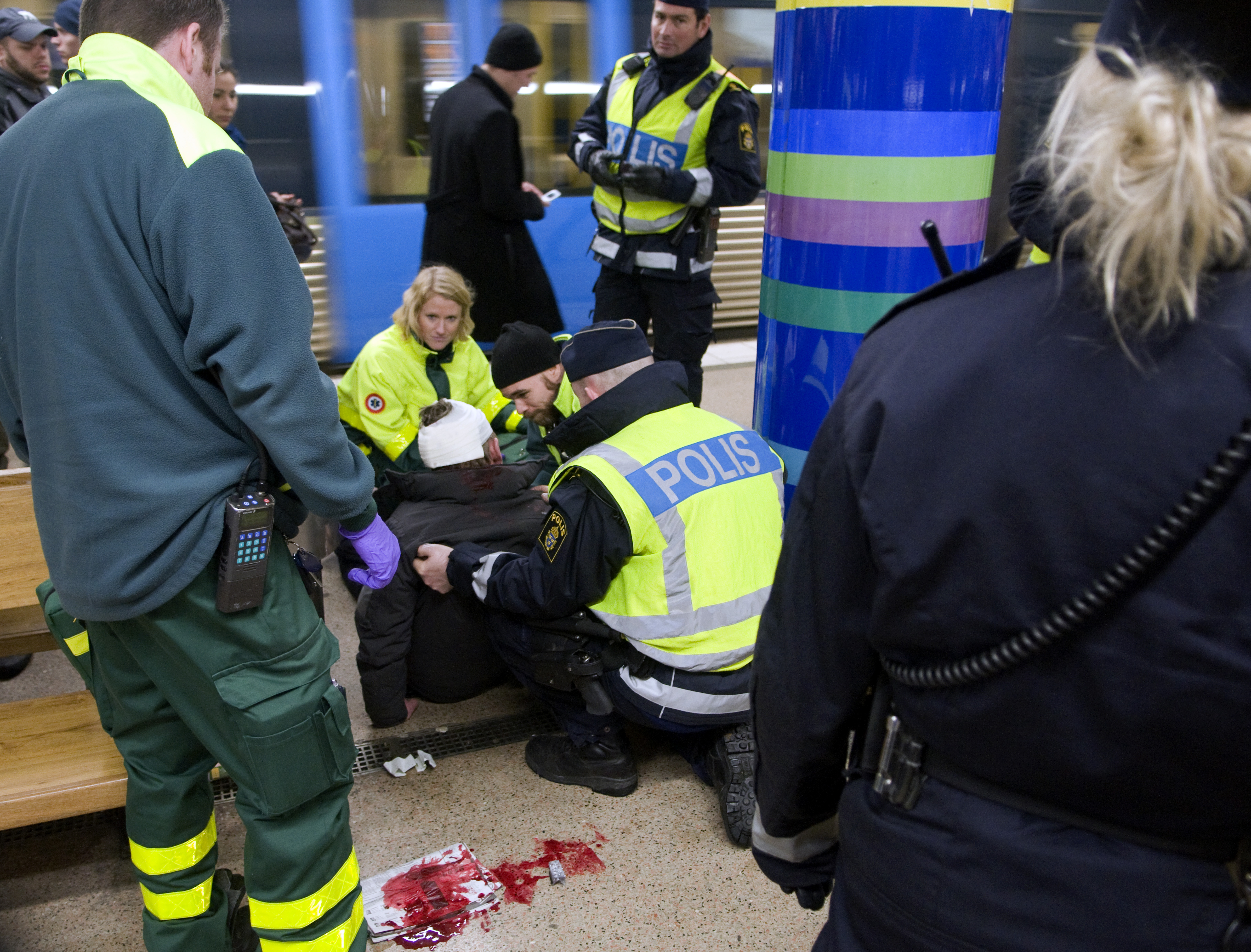 En misshandlad person tas om hand efter ett bråk på Medborgarplatsens tunnelbanestation.