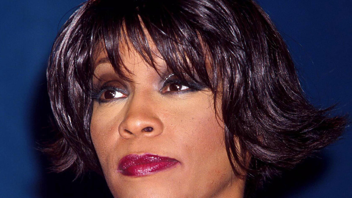 Whitney Houston påträffades död den 11 februari 2012, på sitt hotellrum. Det fanns inga tecken på brott eller våld utan handlade om en drunknat efter en överdos kokain. 