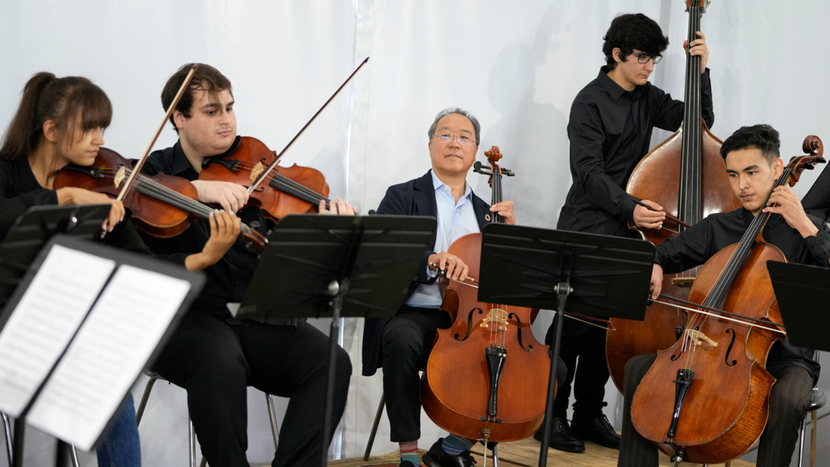 Den amerikanska cellisten Yo-Yo Ma spelade med de afghanska musikstudenterna under en konsert i Lissabon i somras. Arkivbild.