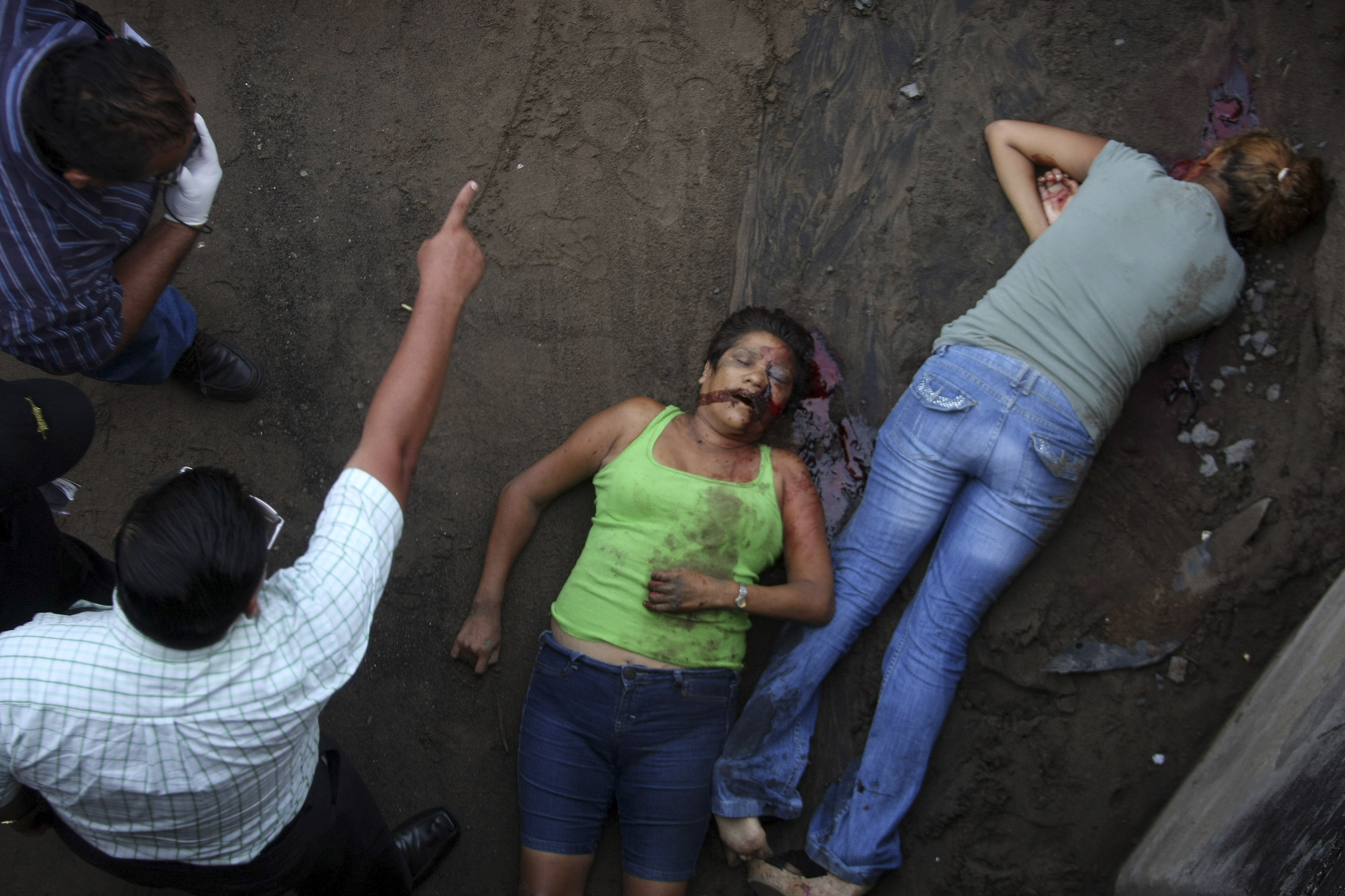Kropparna från två döda kvinnor i utkanten av Veracruz 2011.