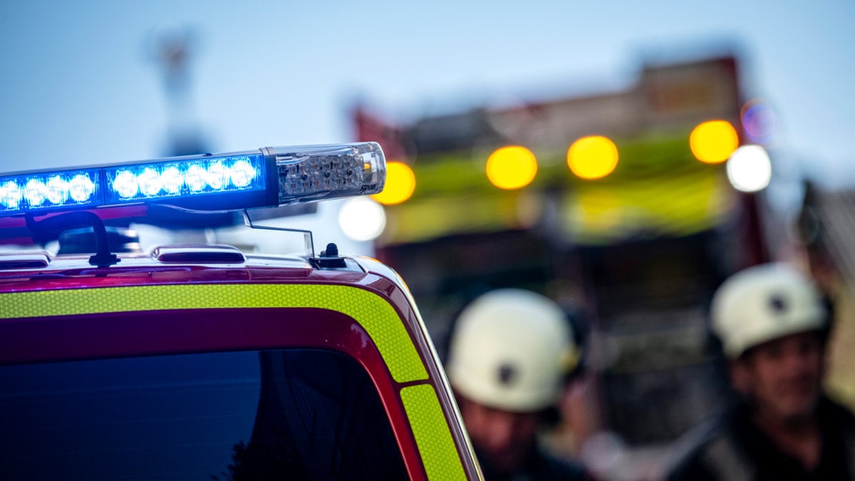 En till sjukhus efter kraftig brand i villa