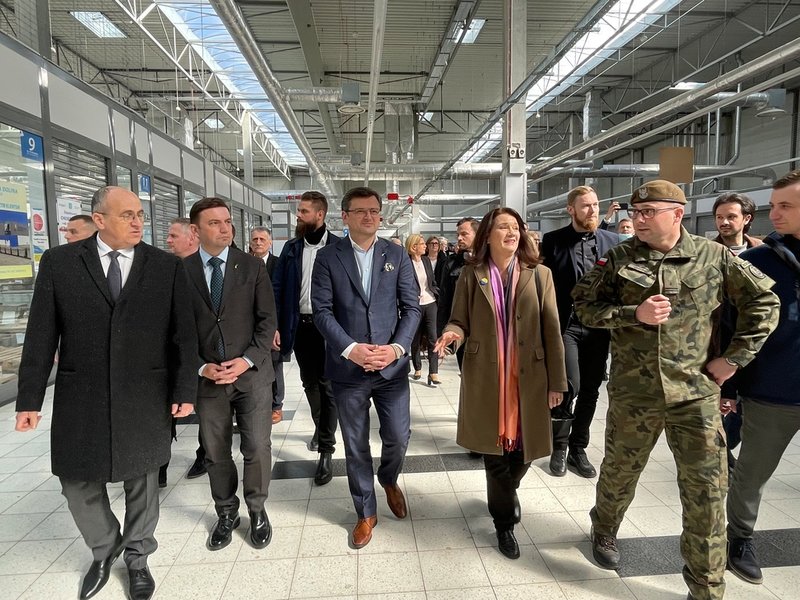 Utrikesminister Ann Linde besöker ett flyktingcenter vid gränsen mellan Polen och Ukraina. Från vänster: Polens utrikesminister Zbigniew Rau, Nordmakedoniens utrikesminister Bujar Osmani, Ukrainas utrikesminister Dmytro Kuleba och Ann Linde.