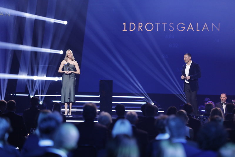 Ara Abrahamian delar ut priset till Årets nykomling, friidrottaren Maja Åskag på Idrottsgalan 2022.