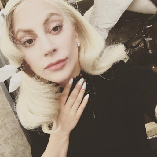 Lady Gaga kör klassiskt ljusrosa. Lady Gaga kör klassiskt ljusrosa.