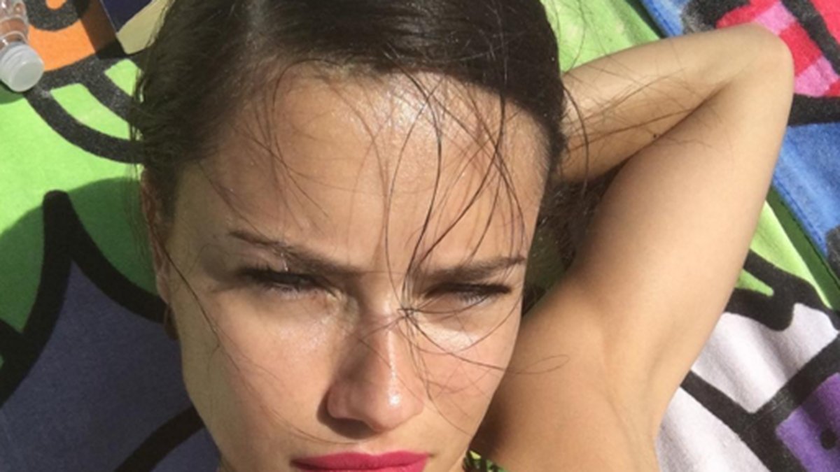 Adriana Lima njuter av solen. 