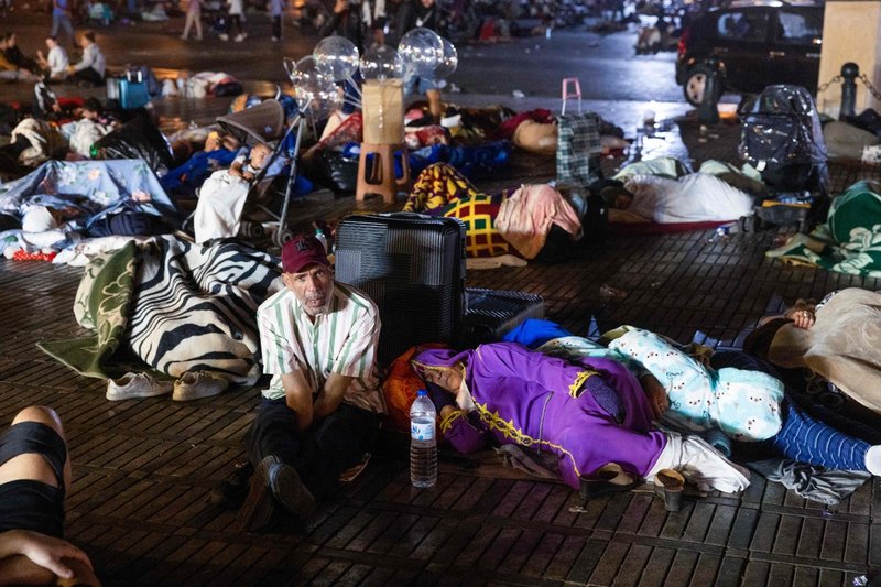 Boende tar skydd på ett torg i Marrakech efter skalvet sent på fredagen.