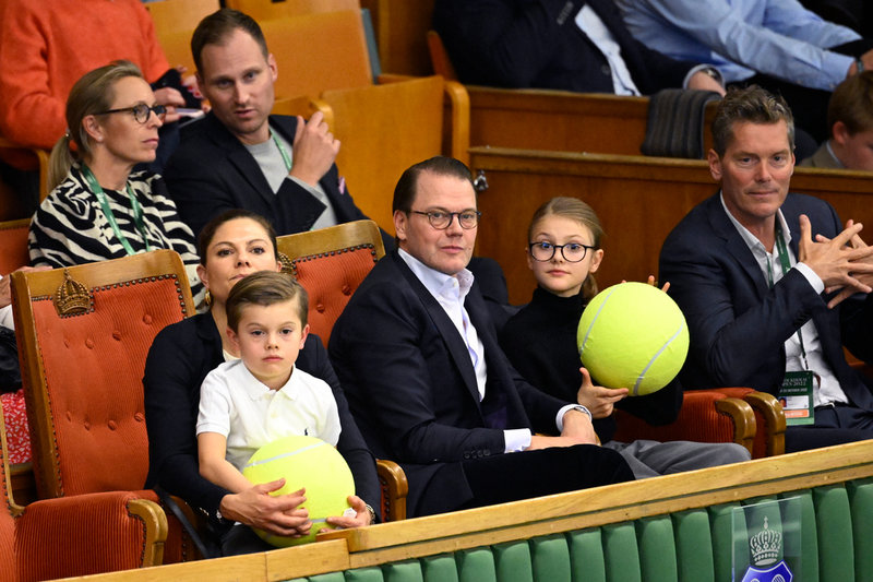 Prins Oscar, kronprinsessan Victoria, prins Daniel, prinsessan Estelle och förre tennisspelaren Thomas Enqvist i publiken under matchen mellan Mikael Ymer och Quentin Halys i Stockholm Open.