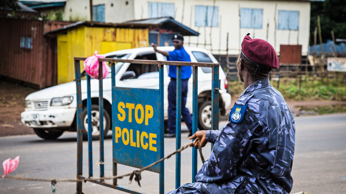 En polis vid en vägspärr i Sierra Leone. Bilden är tagen i ett annat sammanhang.