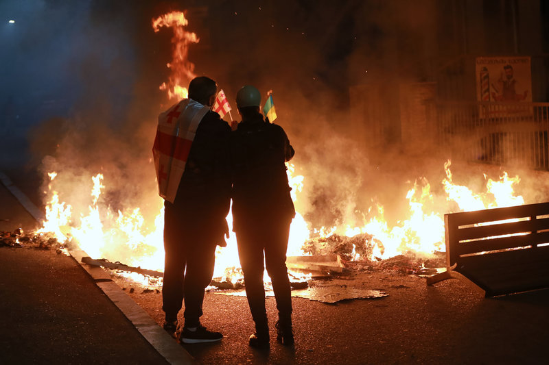 Demonstranter satte eld på barrikader.