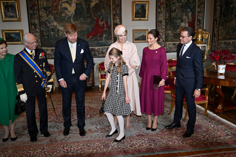 Drottning Silvia, kung Carl Gustaf, kung Willem-Alexander, drottning Máxima, prinsessan Estelle, kronprinsessan Victoria och prins Daniel i stora gästvåningen på kungliga slottet. Kung Willem-Alexander är gudfar till prinsessan Estelle.