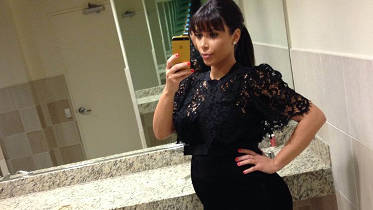Kim Kardashian visar upp sin gravidmage. 