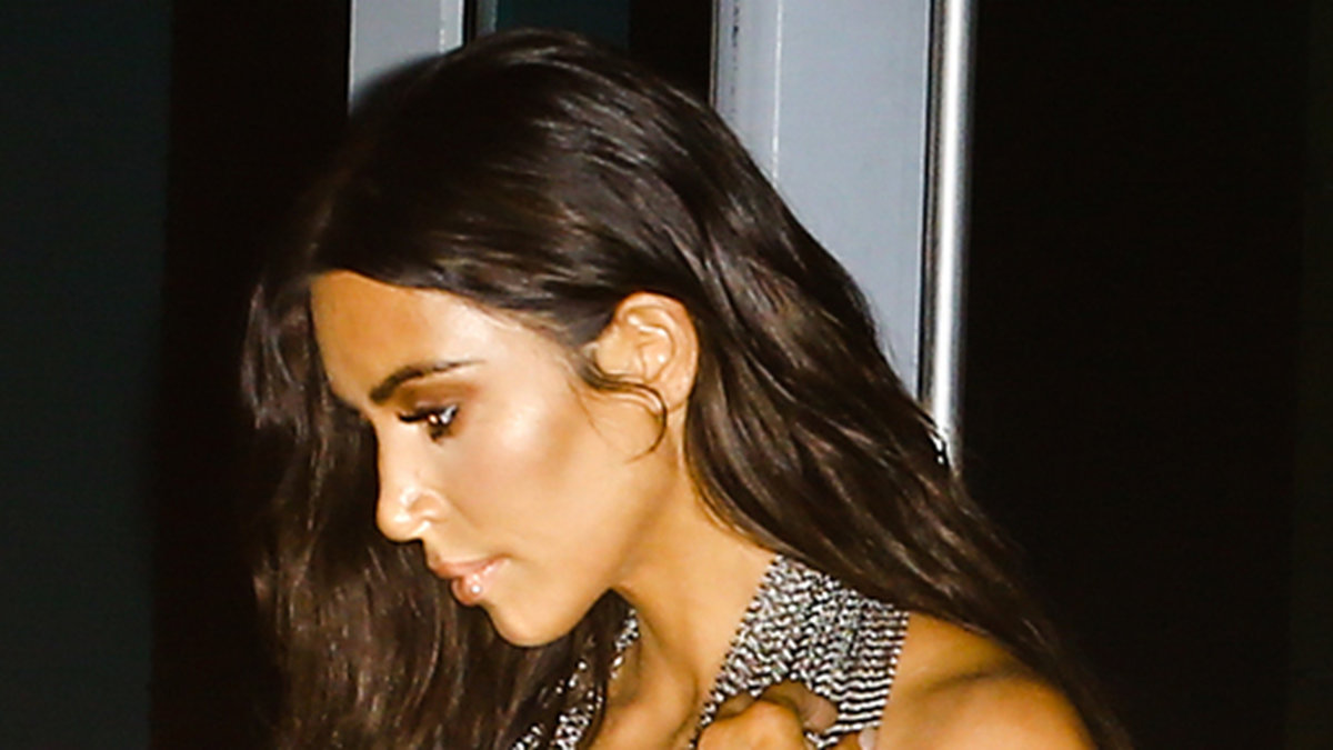 Kim Kardashian i en silvrig klänning i Miami. 