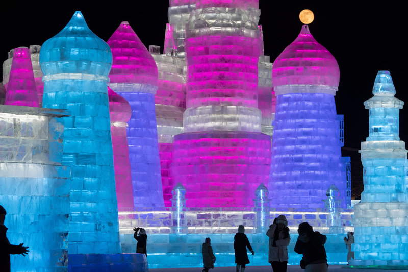 Månen lyser över isstrukturer i Harbin. Bild tagen på söndagen.