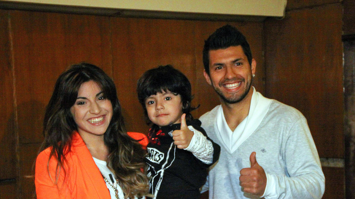 Agüero tillsammans med Giannina Maradona och deras gemensamma son. 