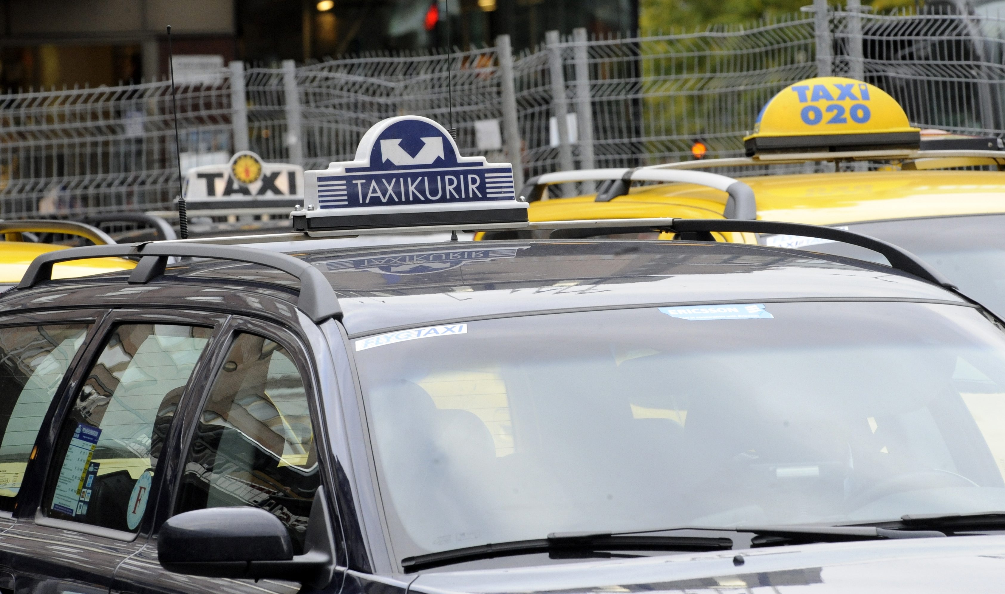 Både kommunerna och taxibolagen hävdar att de gör noggranna kontroller, vilket visar sig vara fel.