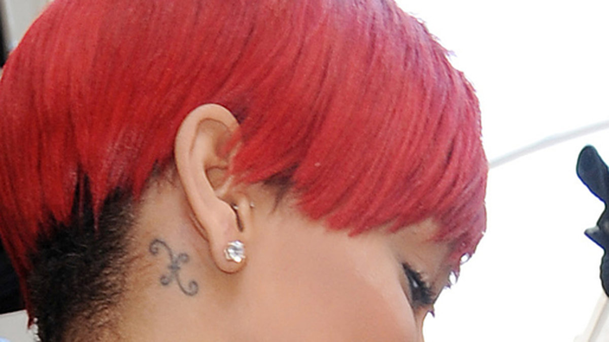 Rihannas stjärntecken är Fiskarna och precis bakom hennes högra öra har hon prytt sin hy med den klassiska symbolen för stjärntecknet. Symbolen gjordes av en känd tatuerare från Brasilien som vanligtvis har en väntetid på tre år. Men såklart, för Rihanna gick det av bara farten. 