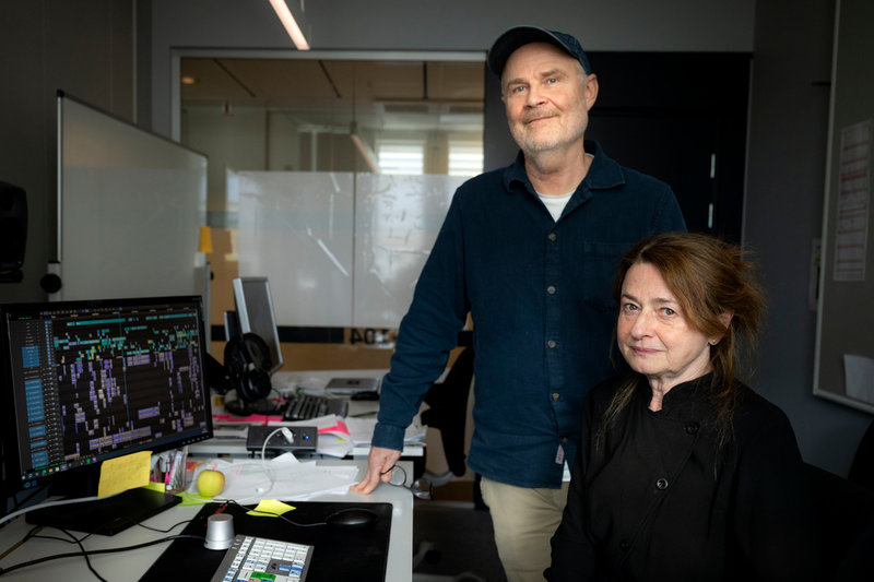 Henrik Stockare och Kristina Lindström är producenterna bakom storserien 'Sverige och kriget', här i klipprummet på SVT.
