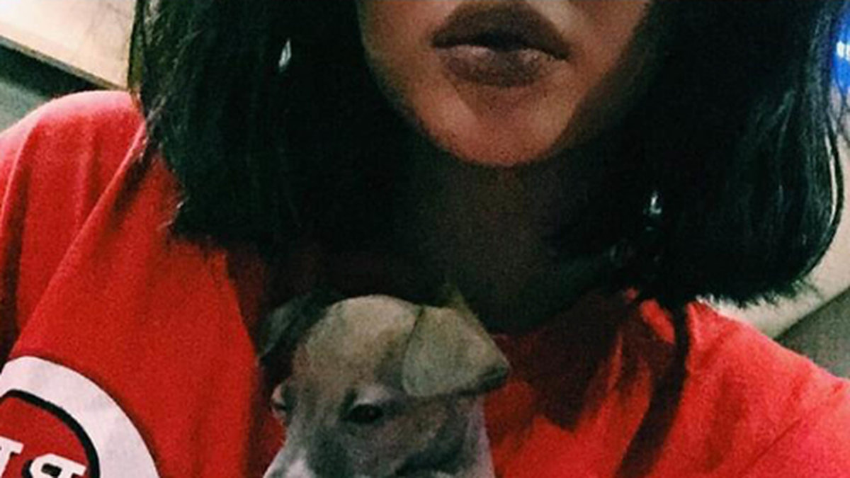 Kylie Jenner matchar läpparna med hunden. 