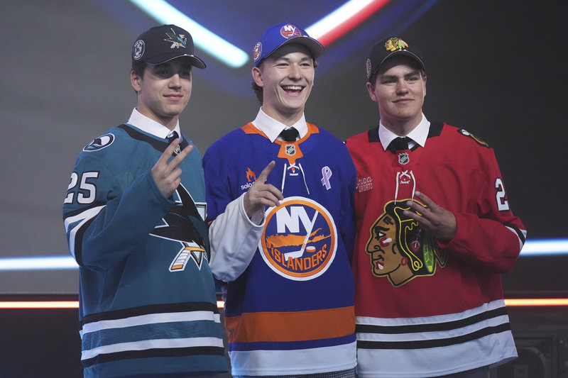 Michael Misa, Matthew Schaefer och Anton Frondell efter NHL-draften 2025. Foto: Damian Dovarganes/TT