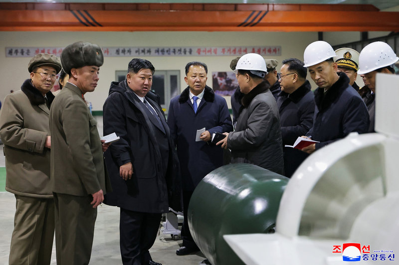 Nordkoreas diktator Kim Jong-Un på besök i vad som påstås vara en atomubåtsfabrik. Bild från statliga KCNA.