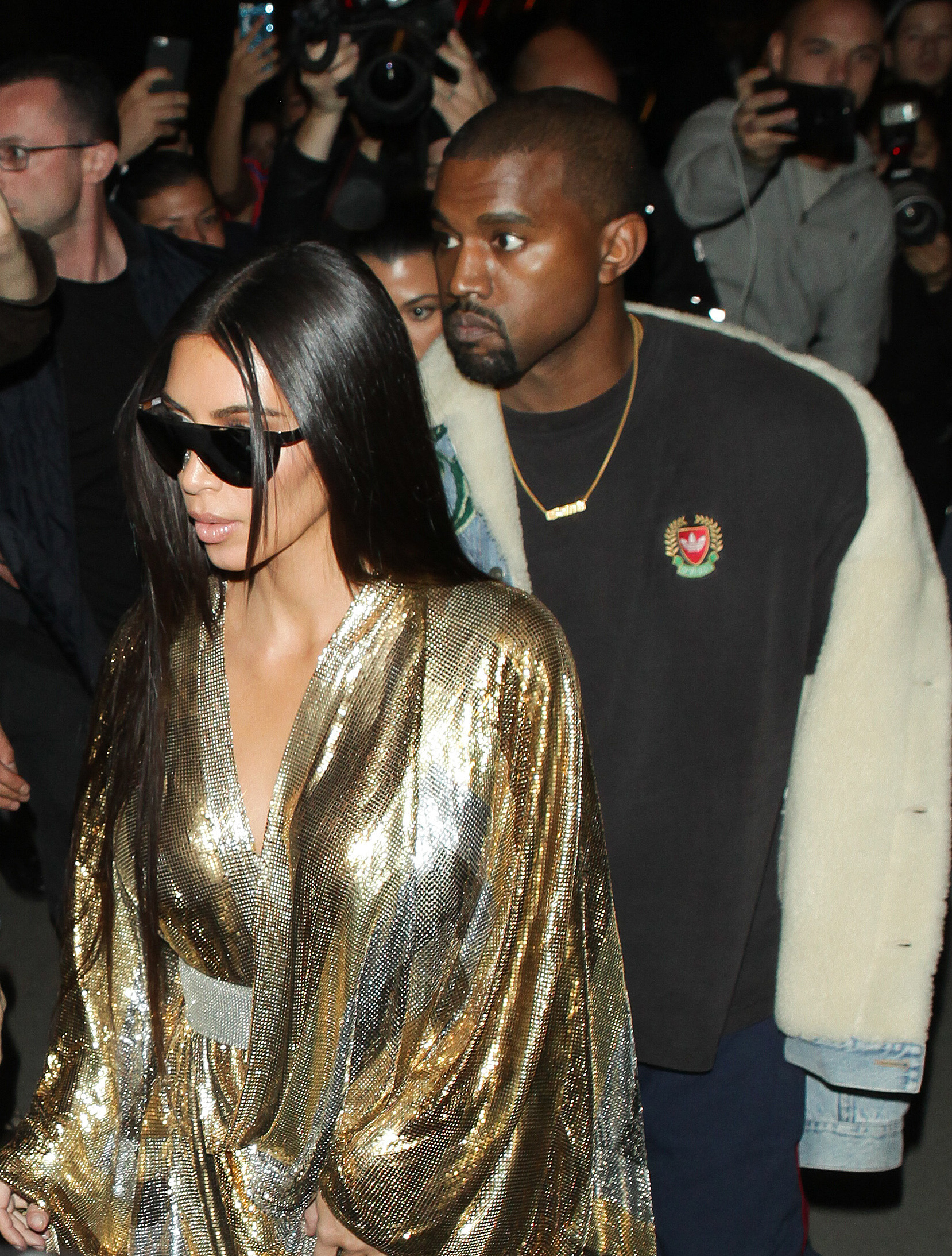 Kim Kardashian pistolhotades på sitt hotellrum i Paris för drygt tre veckor sedan. 