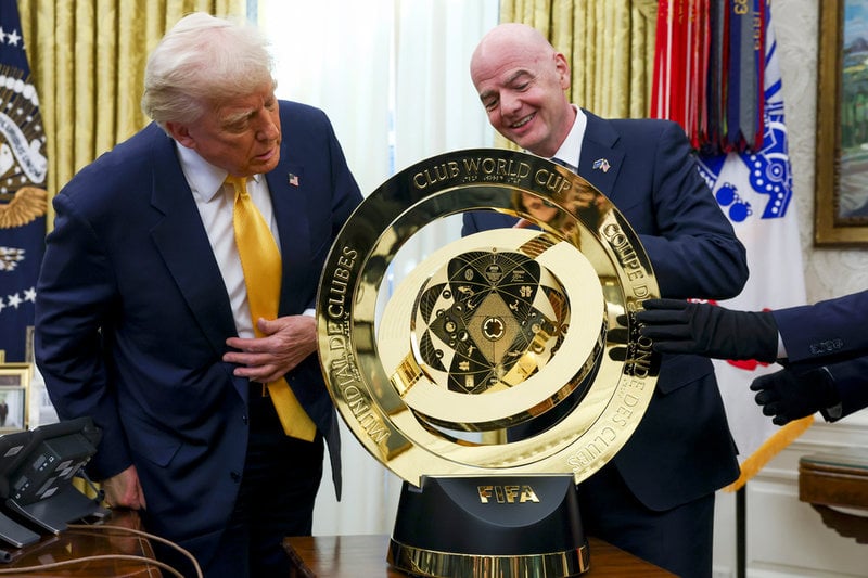 President Donald Trump och Fifas ordförande Gianni Infantino spanar in det nya segerpriset i klubblags-VM, i Ovala rummet i Vita huset.