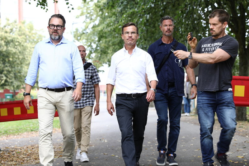 Moderaternas partiledare Ulf Kristersson besöker bostadsområdet Årby i Eskilstuna där en skjutning inträffade i en lekpark under fredagskvällen.